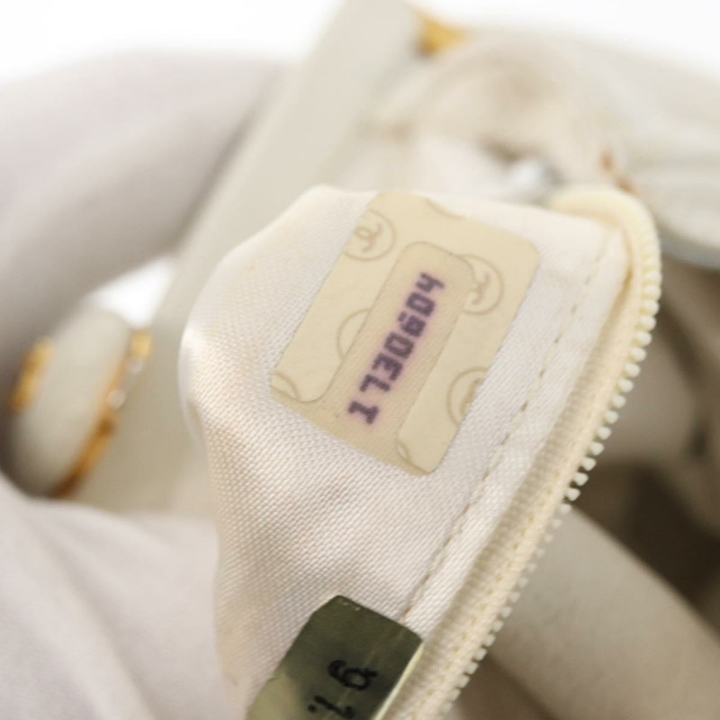 【日本直送】香奈兒 Matelasse West 手拿包，羊皮材質，白色金飾，CC 標誌，正品編號 bs32853-20