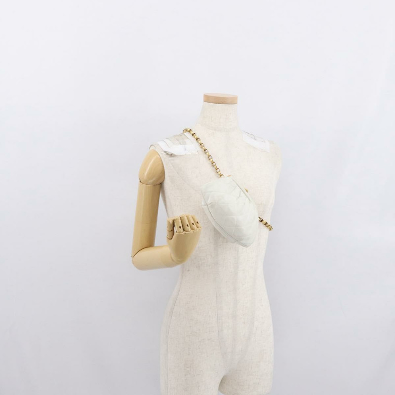 【日本直送】香奈兒 Matelasse West 手拿包，羊皮材質，白色金飾，CC 標誌，正品編號 bs32853-22