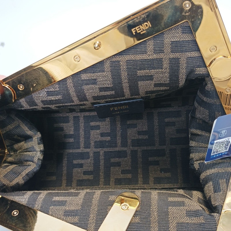FENDI First小號手袋夾子包裸色羊皮金扣肩背包-4
