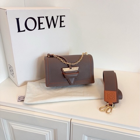 【閒置全套🆕】Loewe Barcelona巴塞羅那 經典三角插扣郵差包 大象灰荔枝皮焦糖外縫線 中號 斜挎包