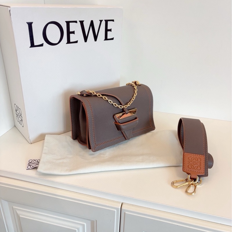 【閒置全套🆕】Loewe Barcelona巴塞羅那 經典三角插扣郵差包 大象灰荔枝皮焦糖外縫線 中號 斜挎包-1