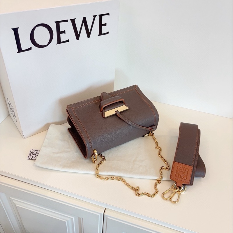 【閒置全套🆕】Loewe Barcelona巴塞羅那 經典三角插扣郵差包 大象灰荔枝皮焦糖外縫線 中號 斜挎包-3