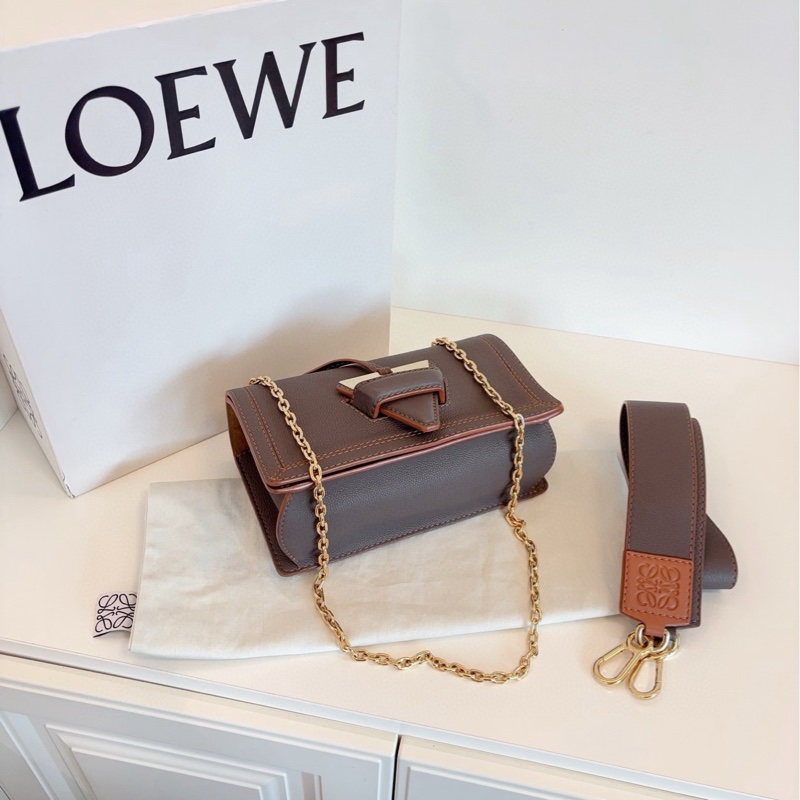 【閒置全套🆕】Loewe Barcelona巴塞羅那 經典三角插扣郵差包 大象灰荔枝皮焦糖外縫線 中號 斜挎包-4