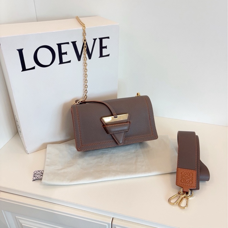 【閒置全套🆕】Loewe Barcelona巴塞羅那 經典三角插扣郵差包 大象灰荔枝皮焦糖外縫線 中號 斜挎包-5