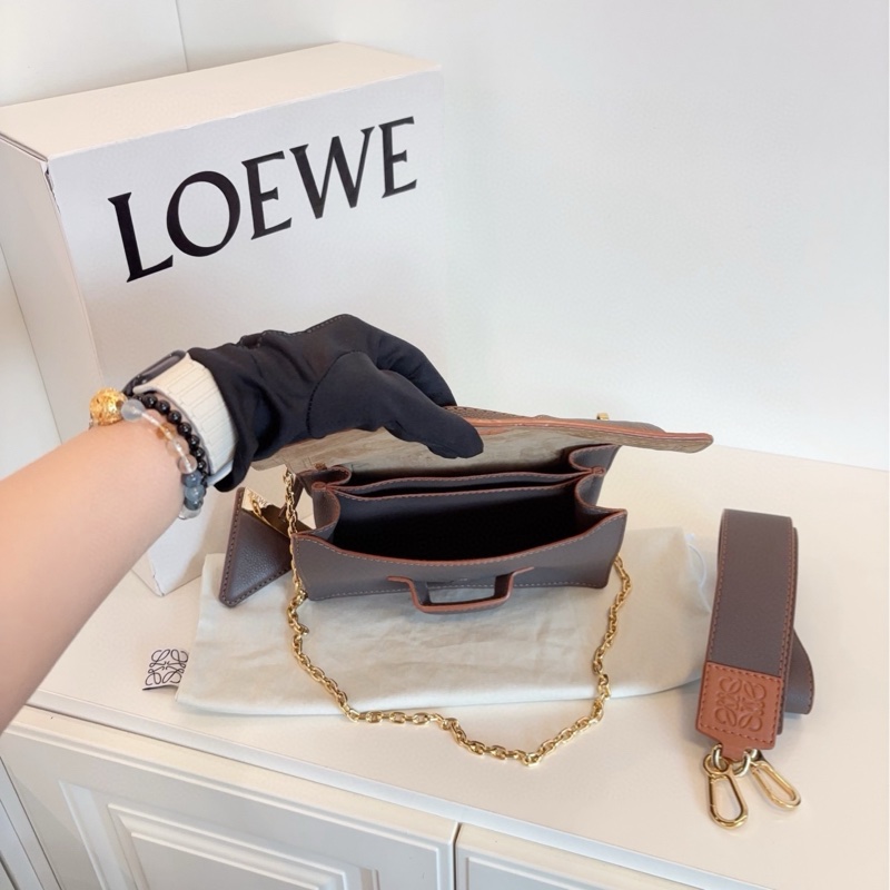 【閒置全套🆕】Loewe Barcelona巴塞羅那 經典三角插扣郵差包 大象灰荔枝皮焦糖外縫線 中號 斜挎包-7