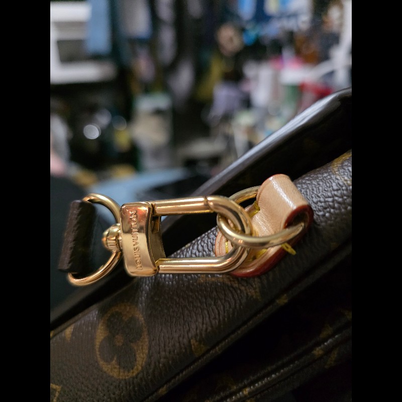 LV老花郵差包-13