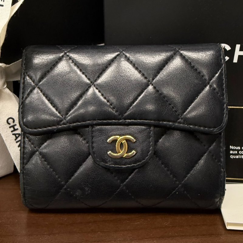 CHANEL經典口蓋短夾/羊皮/金釦/26開 附紙袋/紙盒/保卡/品牌說明小冊-1