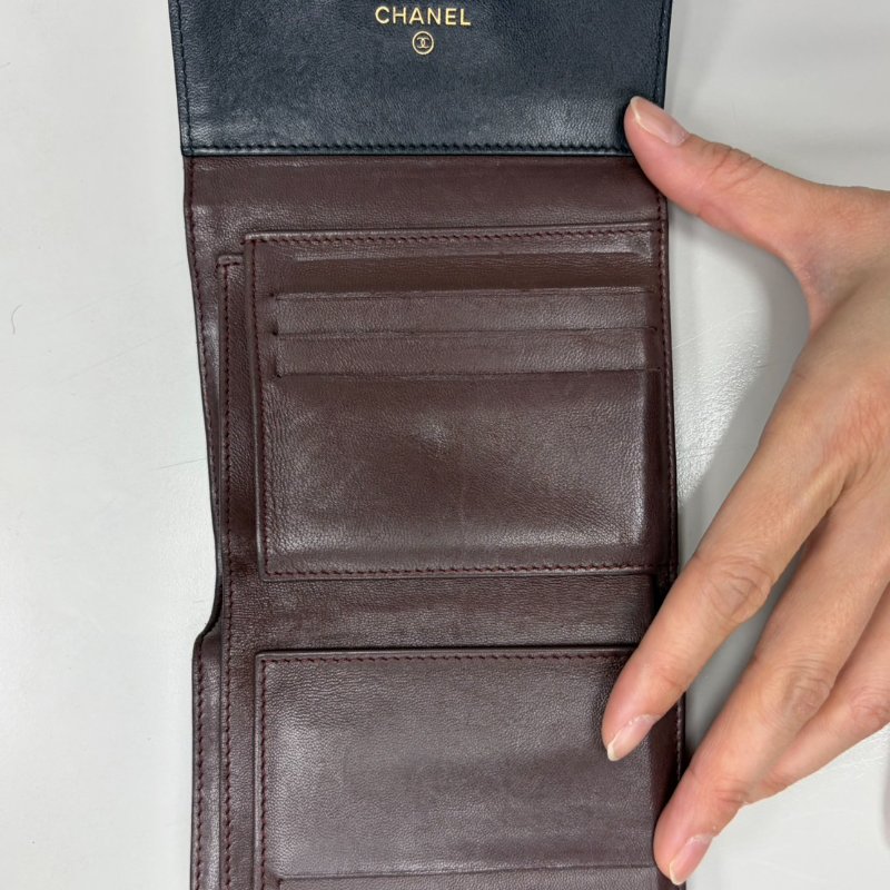 CHANEL經典口蓋短夾/羊皮/金釦/26開 附紙袋/紙盒/保卡/品牌說明小冊-5