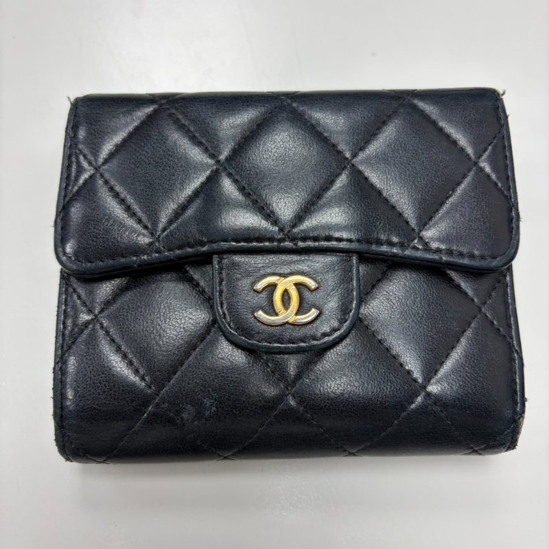 CHANEL經典口蓋短夾/羊皮/金釦/26開 附紙袋/紙盒/保卡/品牌說明小冊-10