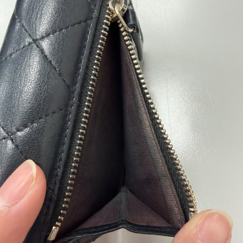 CHANEL經典口蓋短夾/羊皮/金釦/26開 附紙袋/紙盒/保卡/品牌說明小冊-23