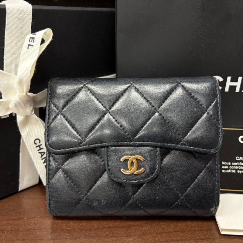 CHANEL經典口蓋短夾/羊皮/金釦/26開 附紙袋/紙盒/保卡/品牌說明小冊-25