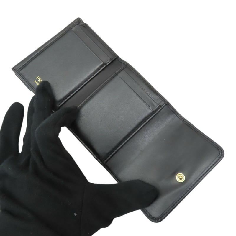 黑色 牛皮 三角 三折 短夾【PRADA 普拉達】 1MH043-5