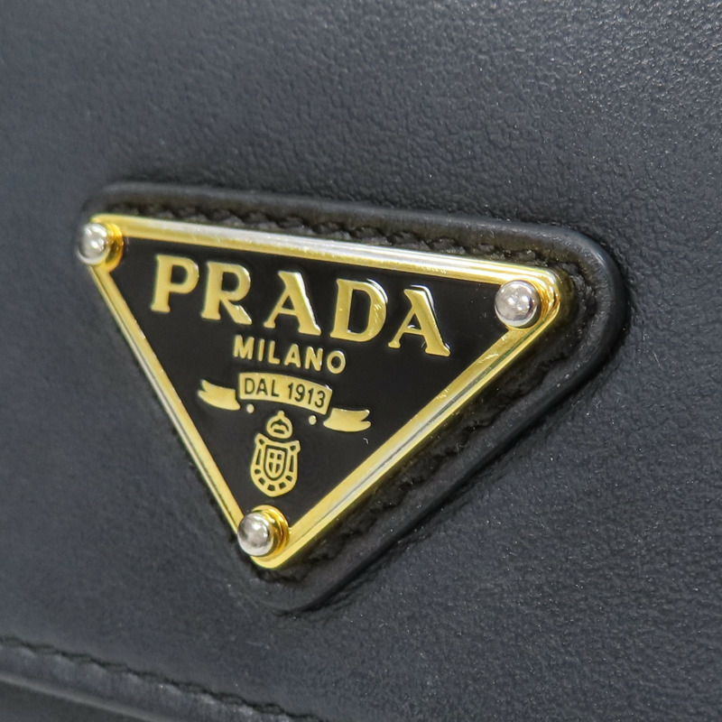 黑色 牛皮 三角 三折 短夾【PRADA 普拉達】 1MH043-9