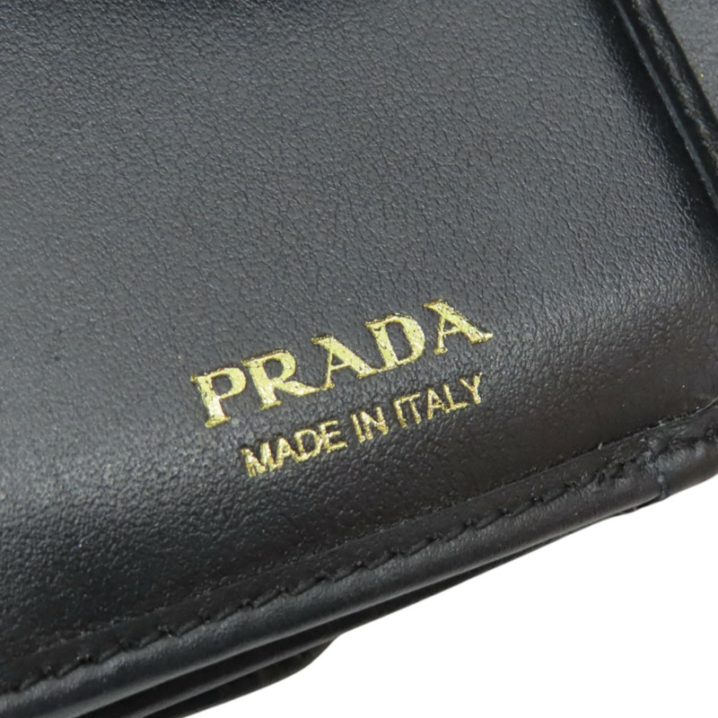 黑色 牛皮 三角 三折 短夾【PRADA 普拉達】 1MH043-10