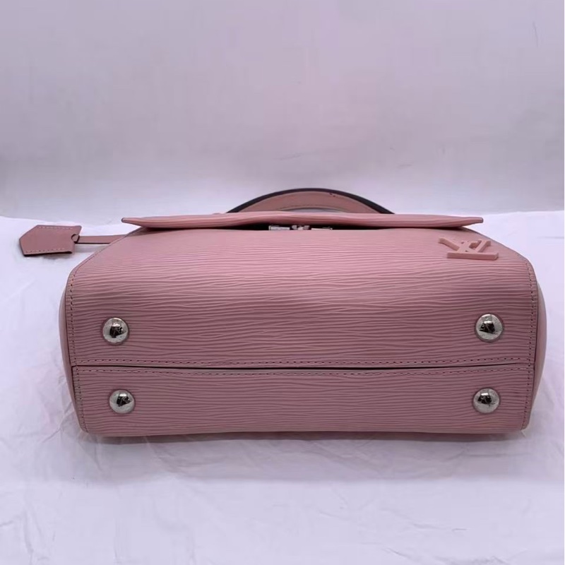 路易威登lv cluny克鲁尼粉色水波纹bb包 配件防尘袋肩带，长 25 高 19，配件肩带，边角有划痕，包身有压痕-4