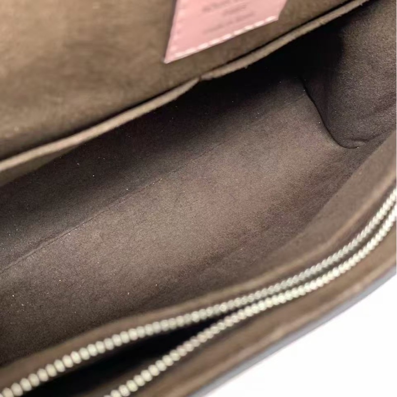 路易威登lv cluny克鲁尼粉色水波纹bb包 配件防尘袋肩带，长 25 高 19，配件肩带，边角有划痕，包身有压痕-5