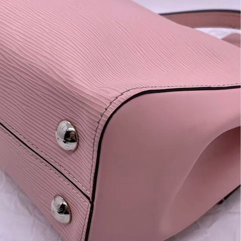 路易威登lv cluny克鲁尼粉色水波纹bb包 配件防尘袋肩带，长 25 高 19，配件肩带，边角有划痕，包身有压痕-7