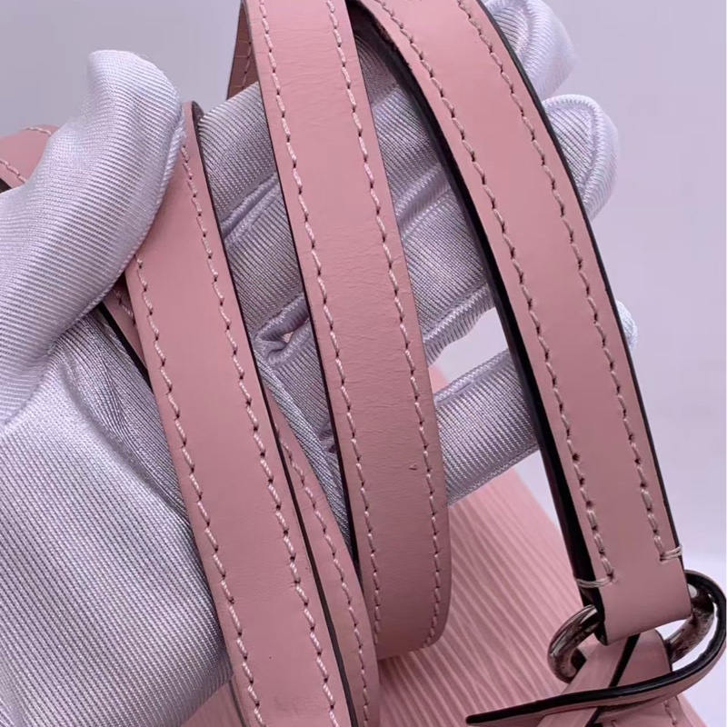 路易威登lv cluny克鲁尼粉色水波纹bb包 配件防尘袋肩带，长 25 高 19，配件肩带，边角有划痕，包身有压痕-9