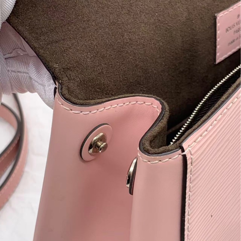 路易威登lv cluny克鲁尼粉色水波纹bb包 配件防尘袋肩带，长 25 高 19，配件肩带，边角有划痕，包身有压痕-11