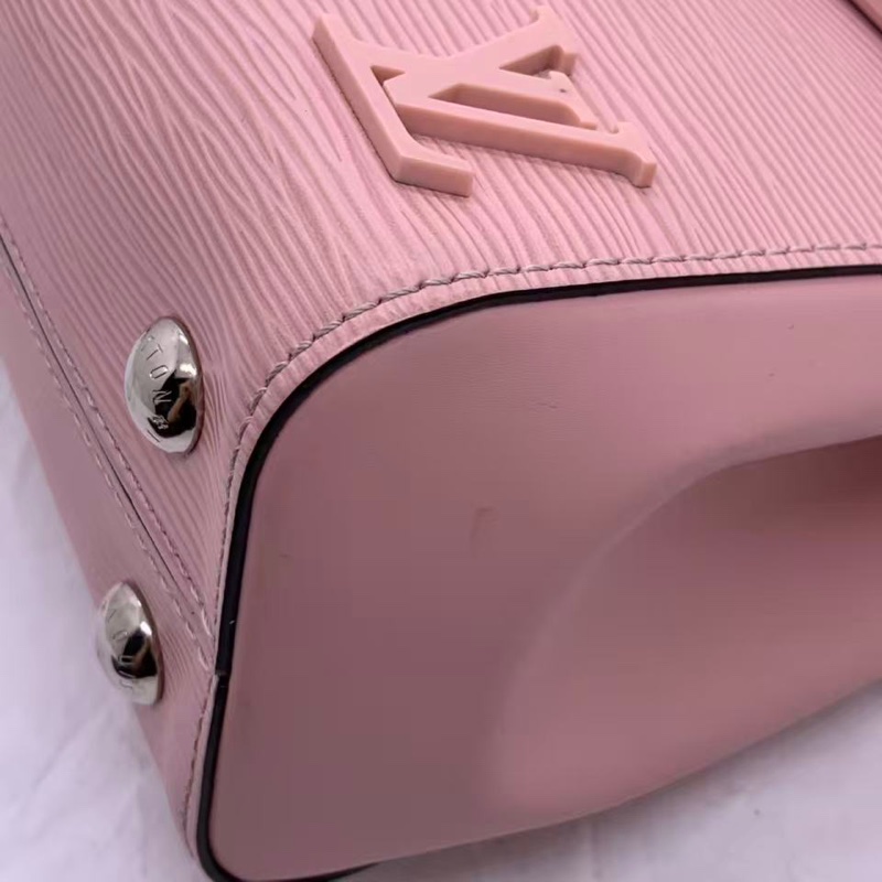 路易威登lv cluny克鲁尼粉色水波纹bb包 配件防尘袋肩带，长 25 高 19，配件肩带，边角有划痕，包身有压痕-15