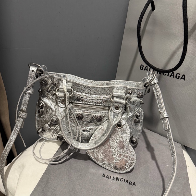 Balenciaga 巴黎世家 鞣製小羊皮 機車包 斜背包 銀-1