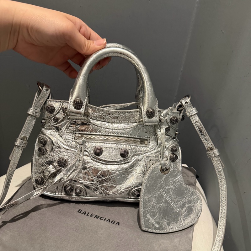 Balenciaga 巴黎世家 鞣製小羊皮 機車包 斜背包 銀-2