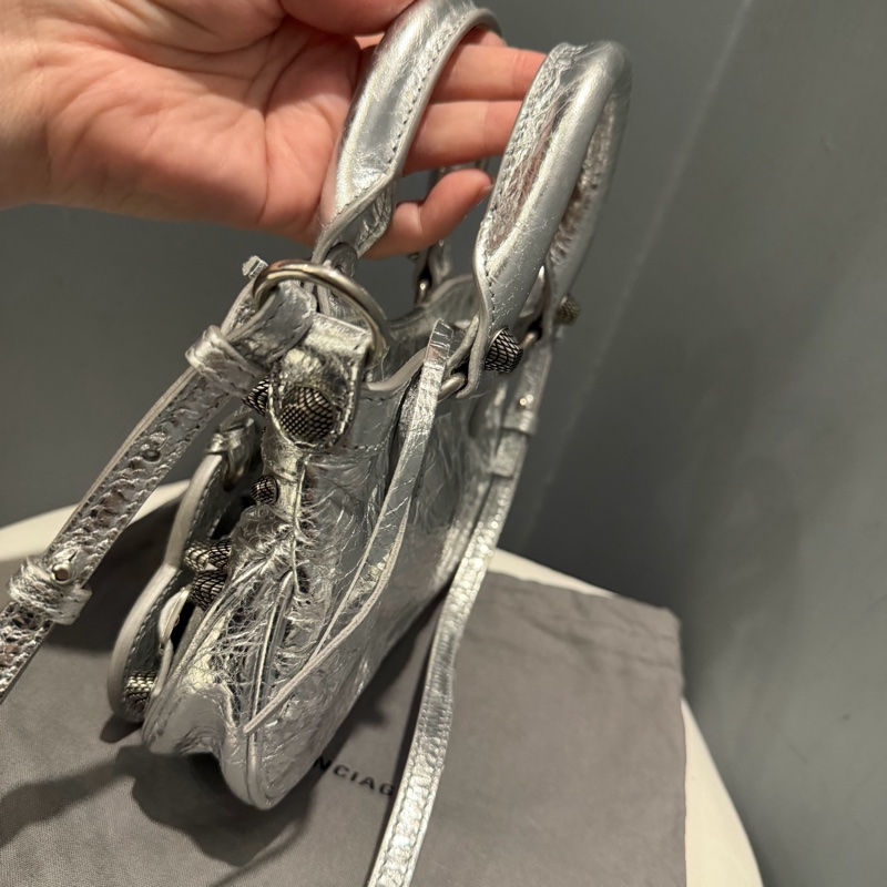 Balenciaga 巴黎世家 鞣製小羊皮 機車包 斜背包 銀-5