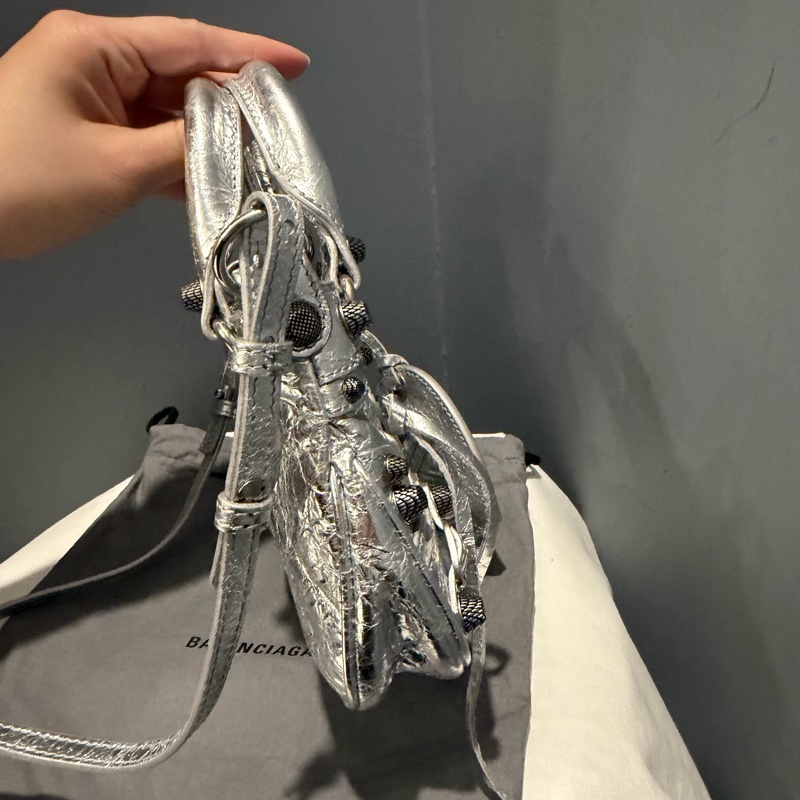 Balenciaga 巴黎世家 鞣製小羊皮 機車包 斜背包 銀-6