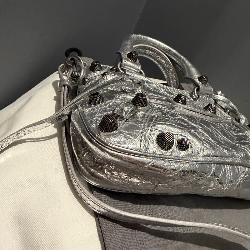 Balenciaga 巴黎世家 鞣製小羊皮 機車包 斜背包 銀-10