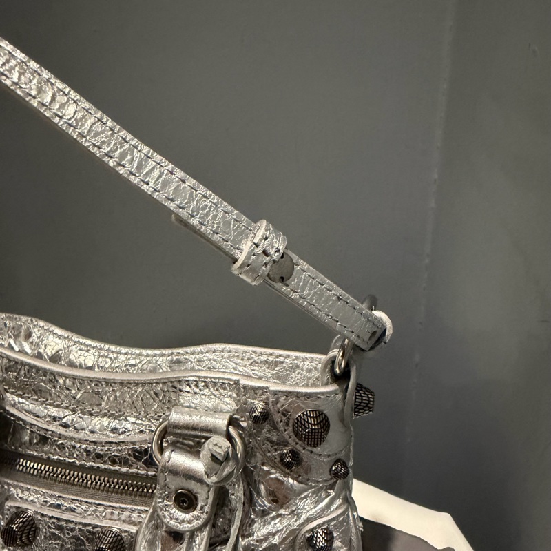 Balenciaga 巴黎世家 鞣製小羊皮 機車包 斜背包 銀-14