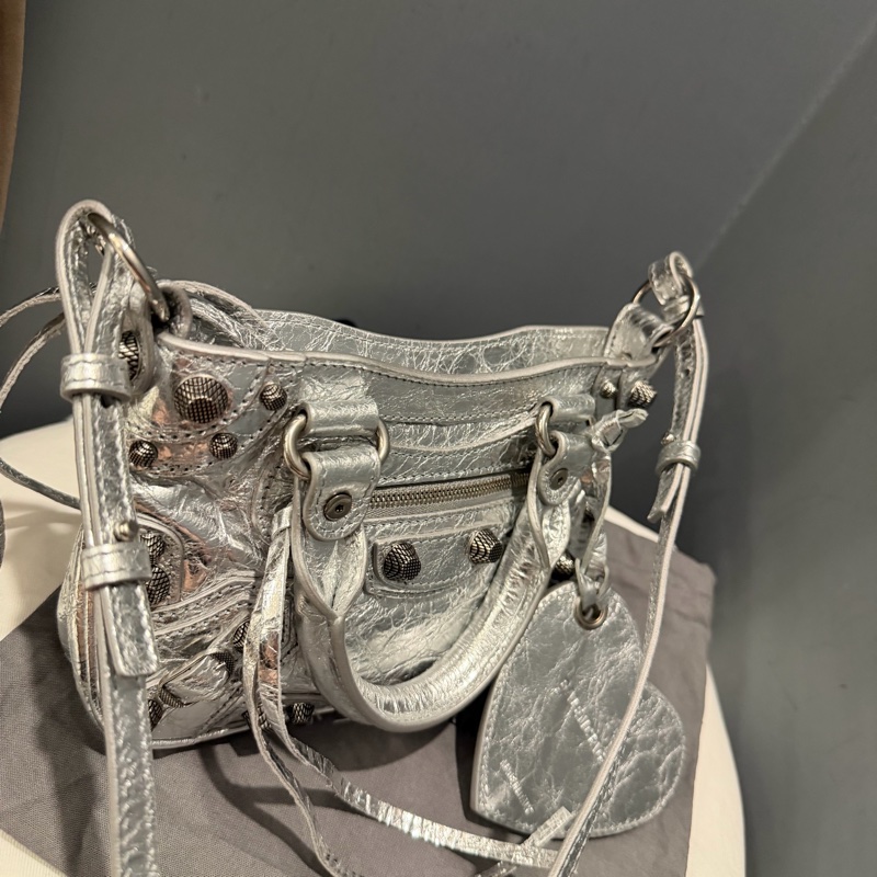 Balenciaga 巴黎世家 鞣製小羊皮 機車包 斜背包 銀-16