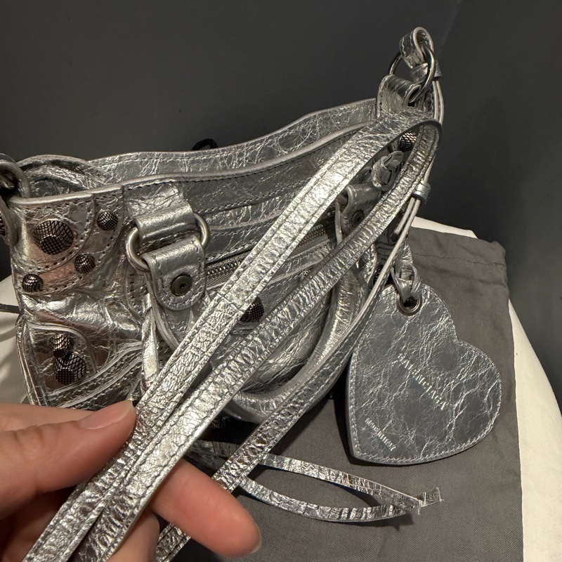 Balenciaga 巴黎世家 鞣製小羊皮 機車包 斜背包 銀-17