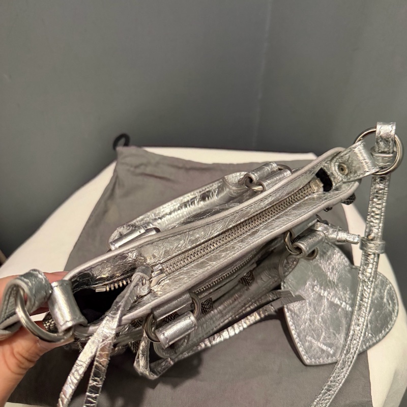 Balenciaga 巴黎世家 鞣製小羊皮 機車包 斜背包 銀-19