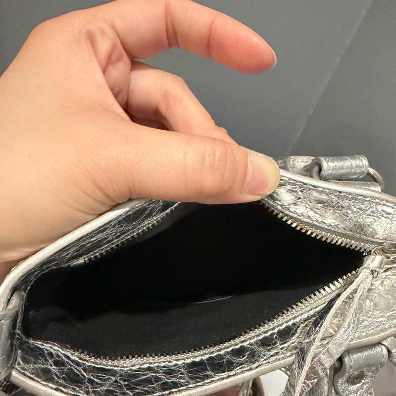 Balenciaga 巴黎世家 鞣製小羊皮 機車包 斜背包 銀-25