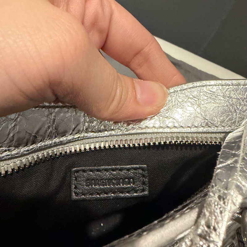 Balenciaga 巴黎世家 鞣製小羊皮 機車包 斜背包 銀-26