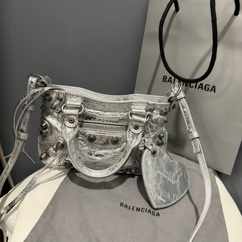 Balenciaga 巴黎世家 鞣製小羊皮 機車包 斜背包 銀-27