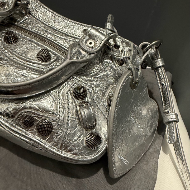 Balenciaga 巴黎世家 鞣製小羊皮 機車包 斜背包 銀-31