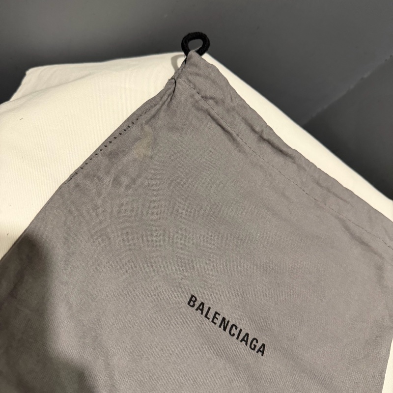 Balenciaga 巴黎世家 鞣製小羊皮 機車包 斜背包 銀-32