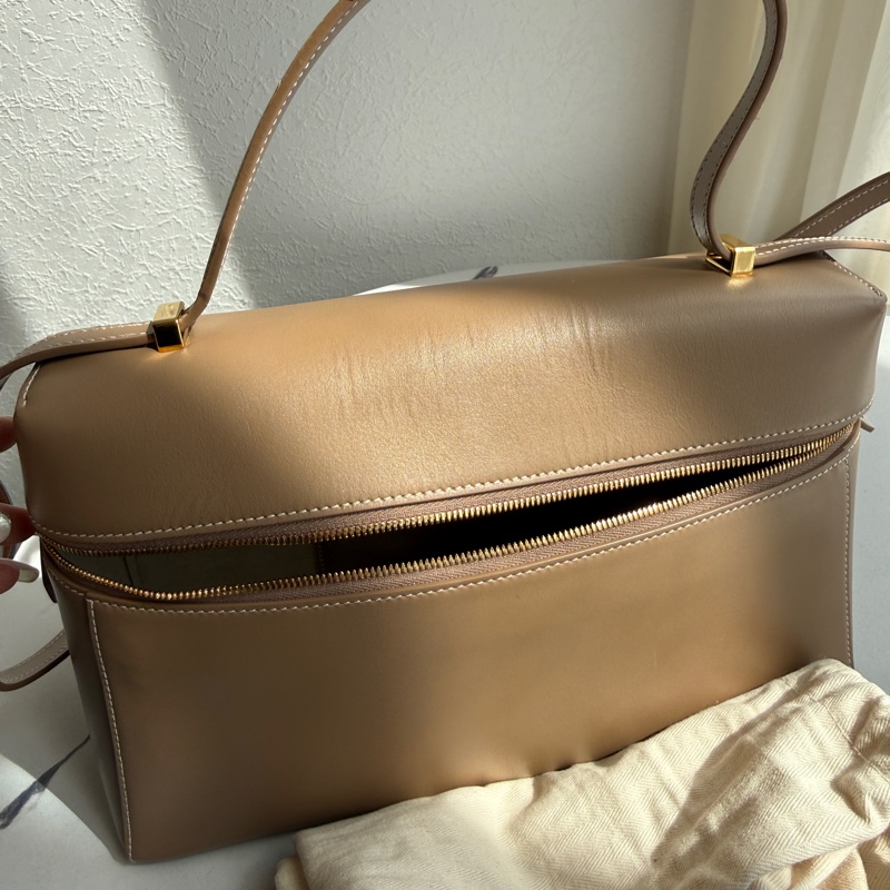 LoRO piana 🤍🤍🤍貴婦款 奶茶斜背包 好浪漫-11