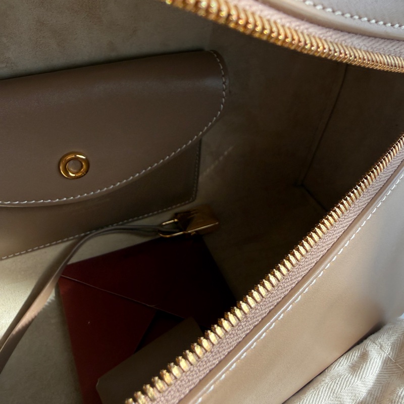 LoRO piana 🤍🤍🤍貴婦款 奶茶斜背包 好浪漫-12