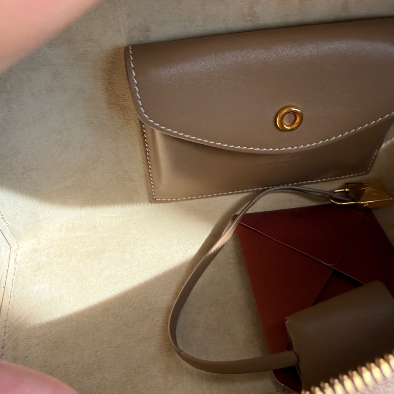 LoRO piana 🤍🤍🤍貴婦款 奶茶斜背包 好浪漫-13