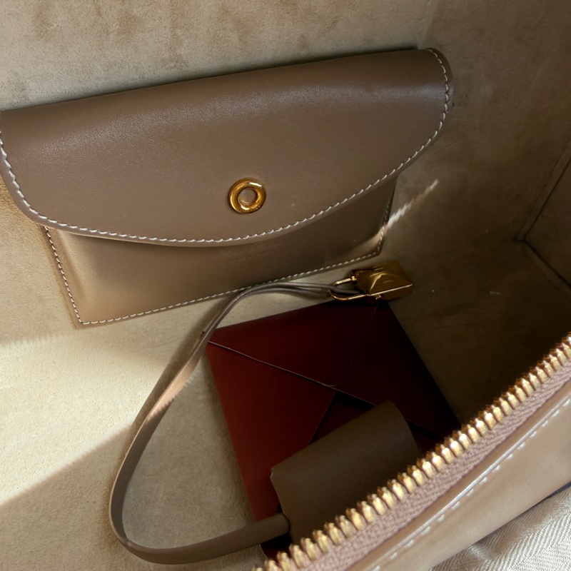 LoRO piana 🤍🤍🤍貴婦款 奶茶斜背包 好浪漫-14