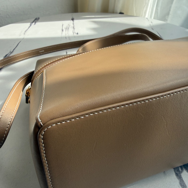 LoRO piana 🤍🤍🤍貴婦款 奶茶斜背包 好浪漫-16