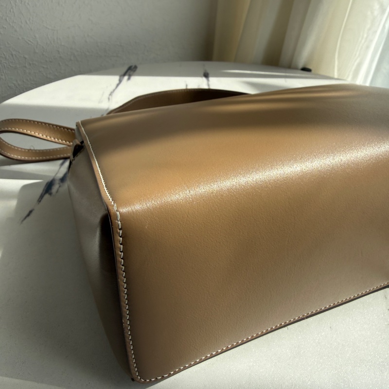 LoRO piana 🤍🤍🤍貴婦款 奶茶斜背包 好浪漫-18