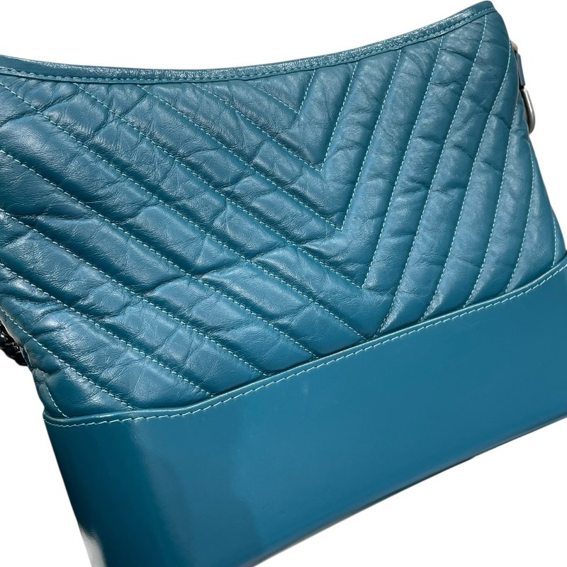 CHANEL 香奈兒 GABRIELLE V字紋 流浪包 皮革 土耳其藍 三色釦-9