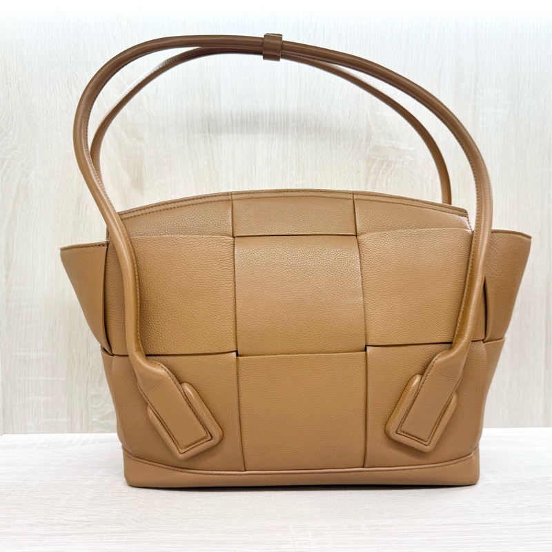 BV焦糖棕牛皮大編織Arco48下蓋肩背托特包-2