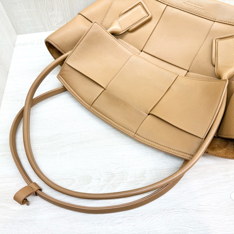 BV焦糖棕牛皮大編織Arco48下蓋肩背托特包-7