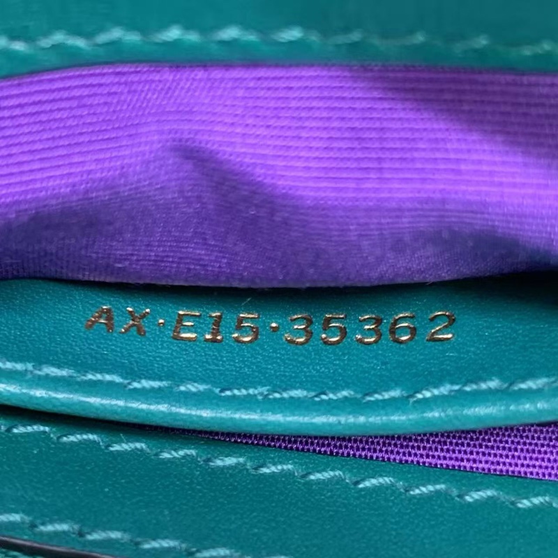 二手Bvlgari寶格麗Serpenti Forever蛇頭包祖母綠中號鏈條包，尺寸27*18*6cm 包身有划痕壓印-4