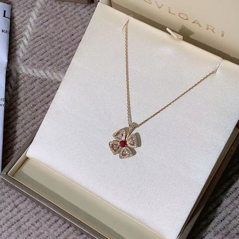 Bvlgari 寶格麗 fiorever詠綻系列花朵大號玫瑰金滿鑽項鍊，中間搭配紅寶石，2022購入