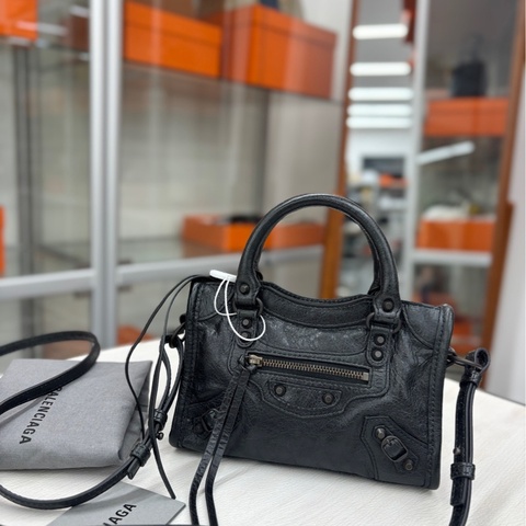 【99新】 Balenciaga 巴黎世家黑銀褶皺皮lecity機車 手提包